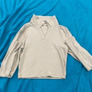 This is a very cute collar neck long sleeves shirt. It’s size is Medium